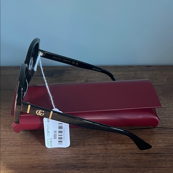 Gucci Women's Black Sunglasses with Gold Accents - Picture 4 of 10